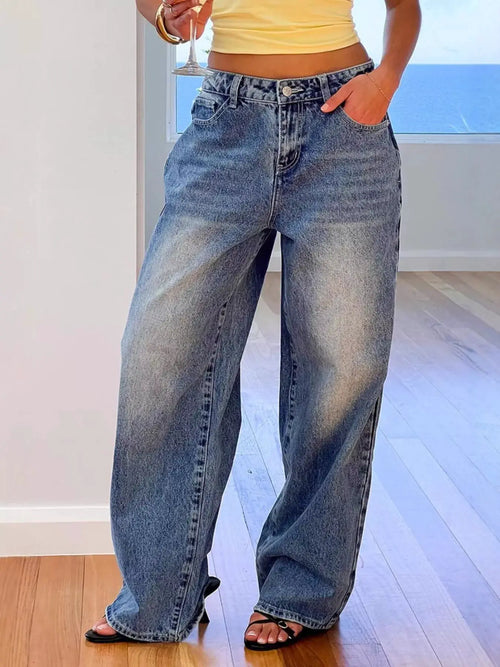 Pocketed wide-leg jeans in a medium-wash denim