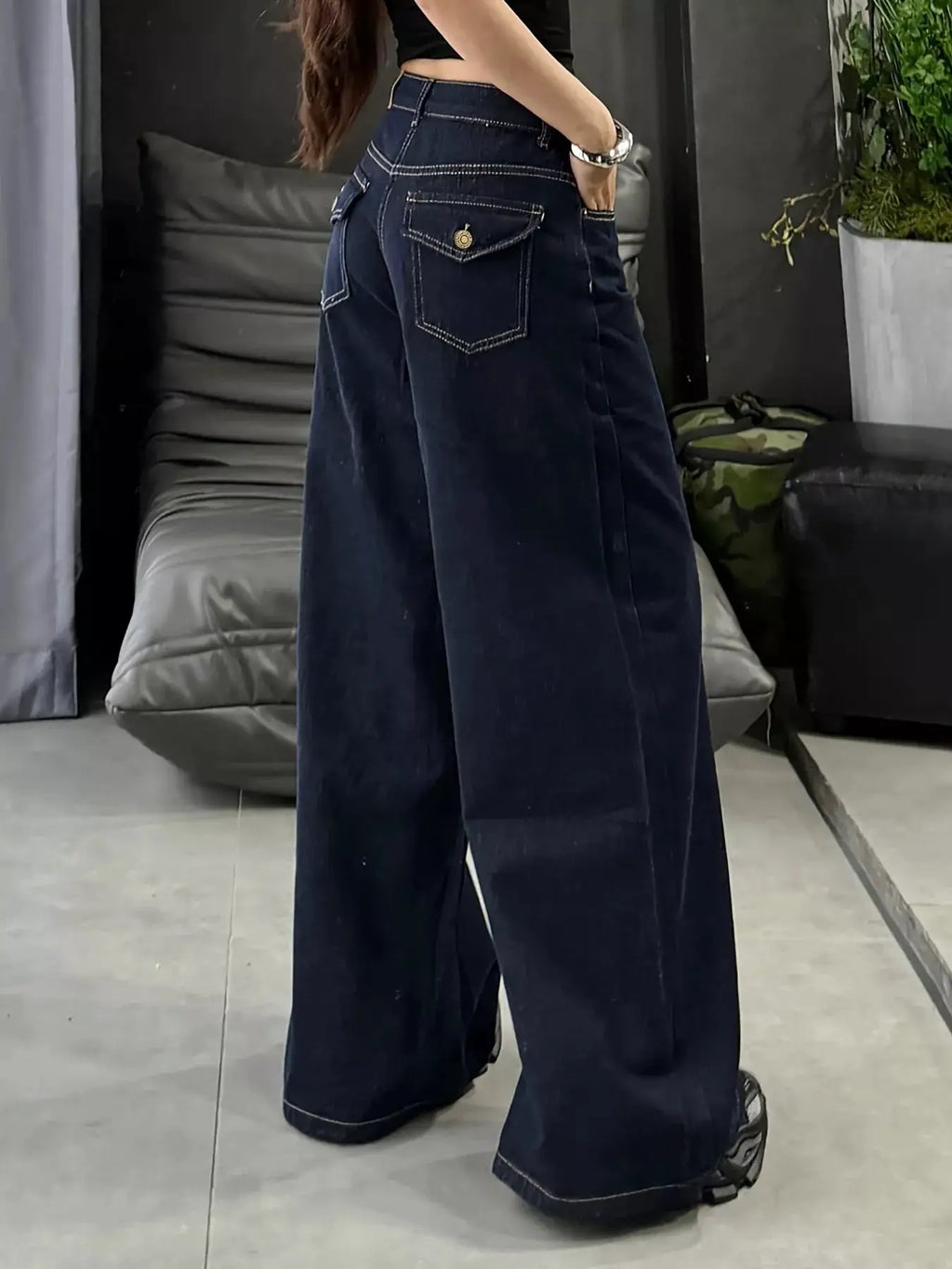 Wide Leg Jeans in dark blue denim with back pockets and buttoned detail