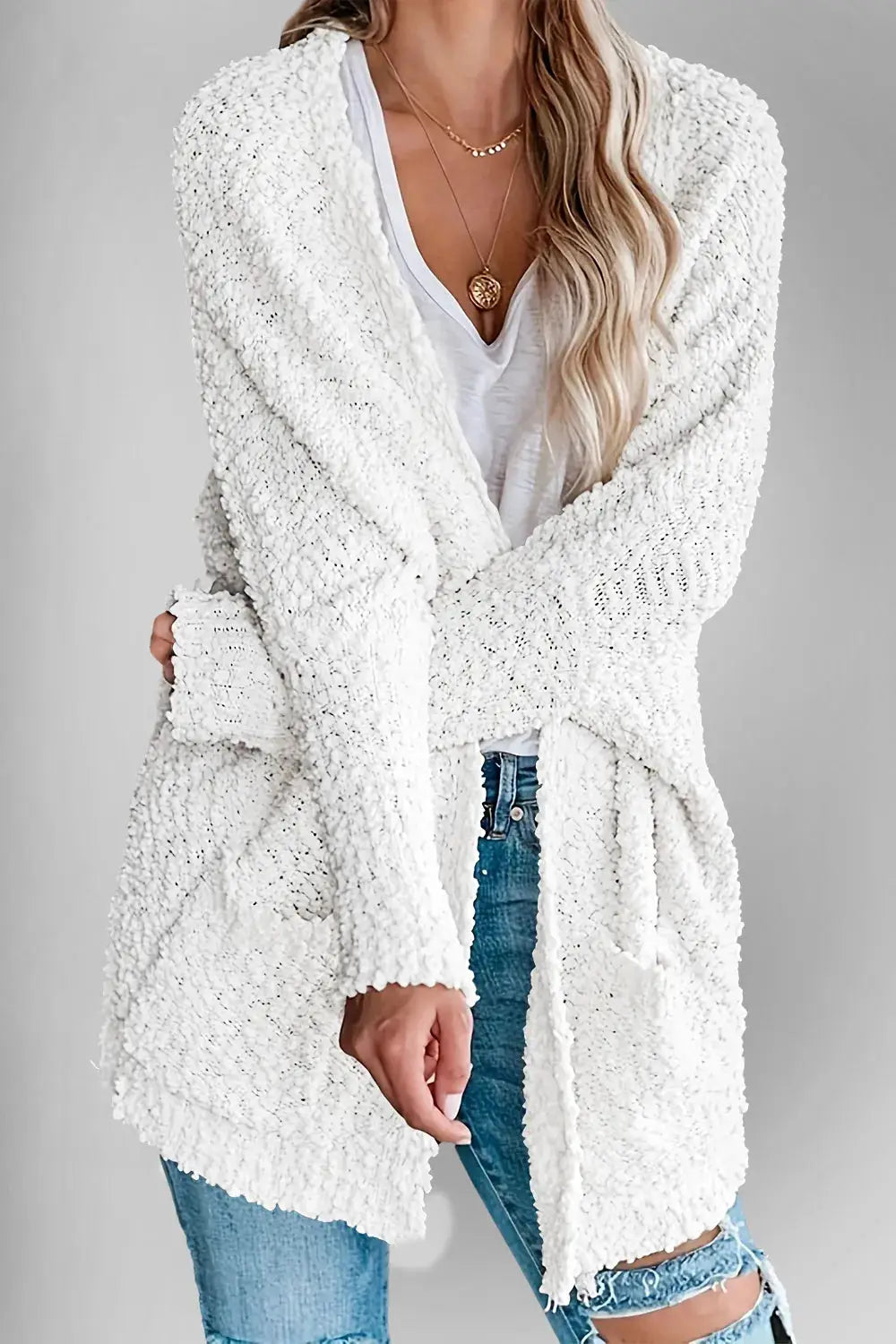 Cardigan Belle Bijouix Double Take pocketed open-front textured white knit, worn with white tee and distressed jeans.