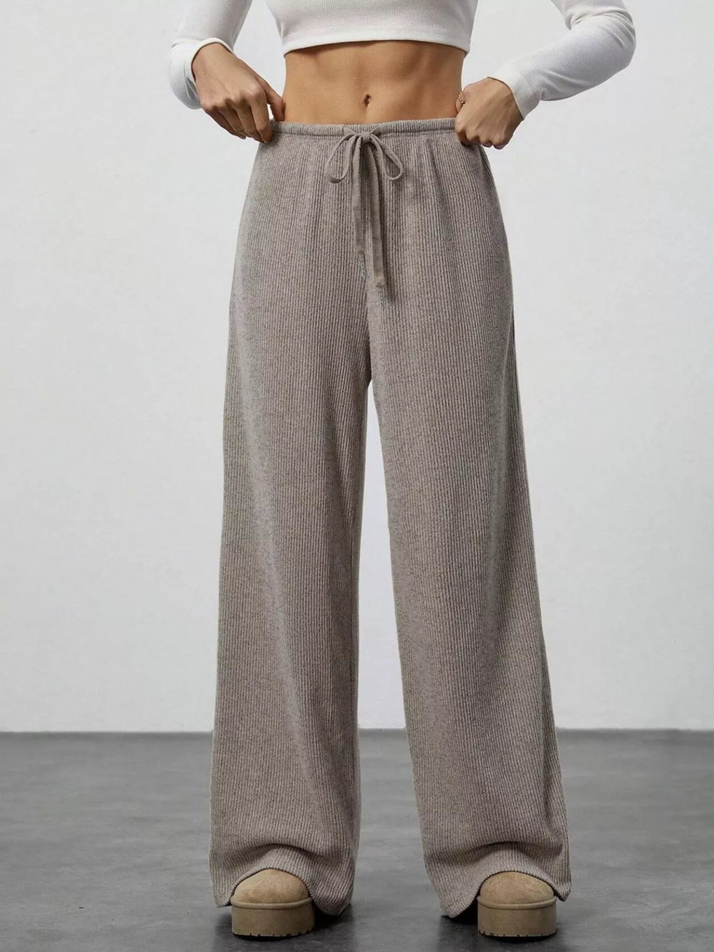 Relaxed-fit drawstring joggers in beige ribbed knit with pockets