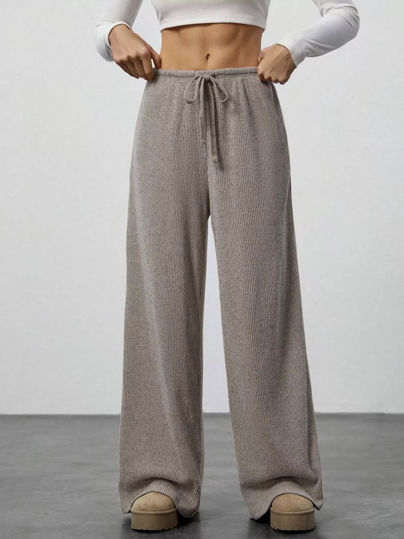 Relaxed-fit drawstring joggers in beige ribbed knit with pockets
