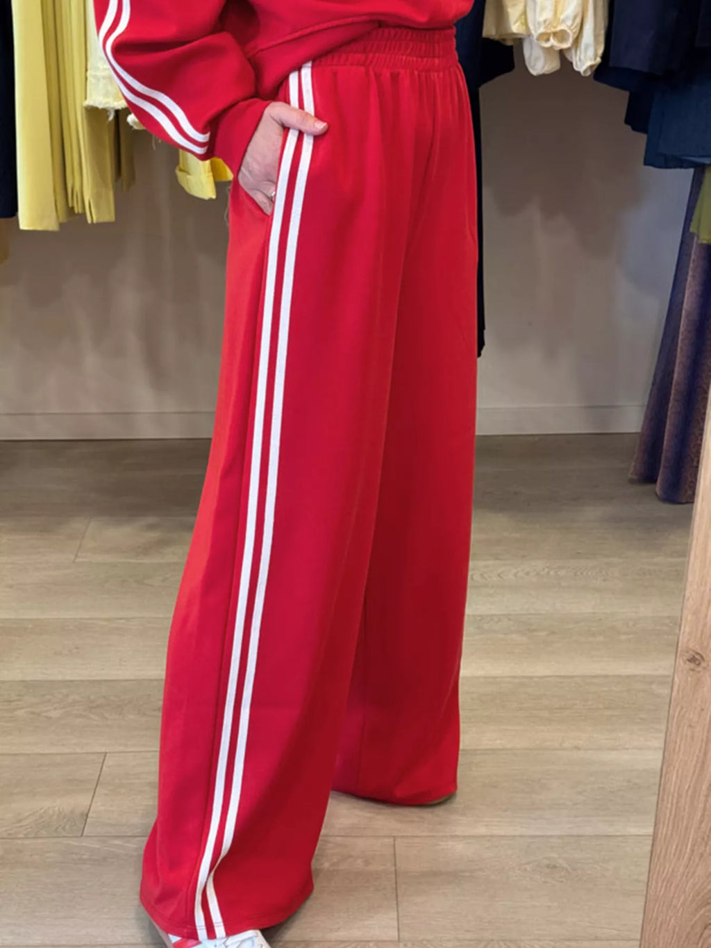 Elastic sweatpants in red with white side stripes, 2pc activewear set