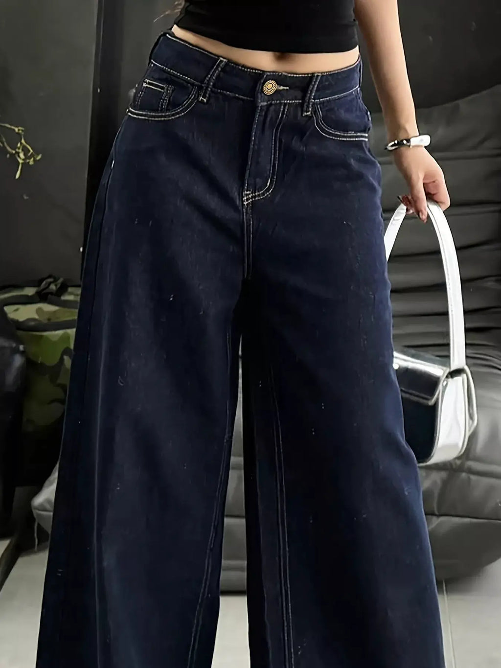 Wide-leg denim jeans in dark indigo with pockets and buttoned waist