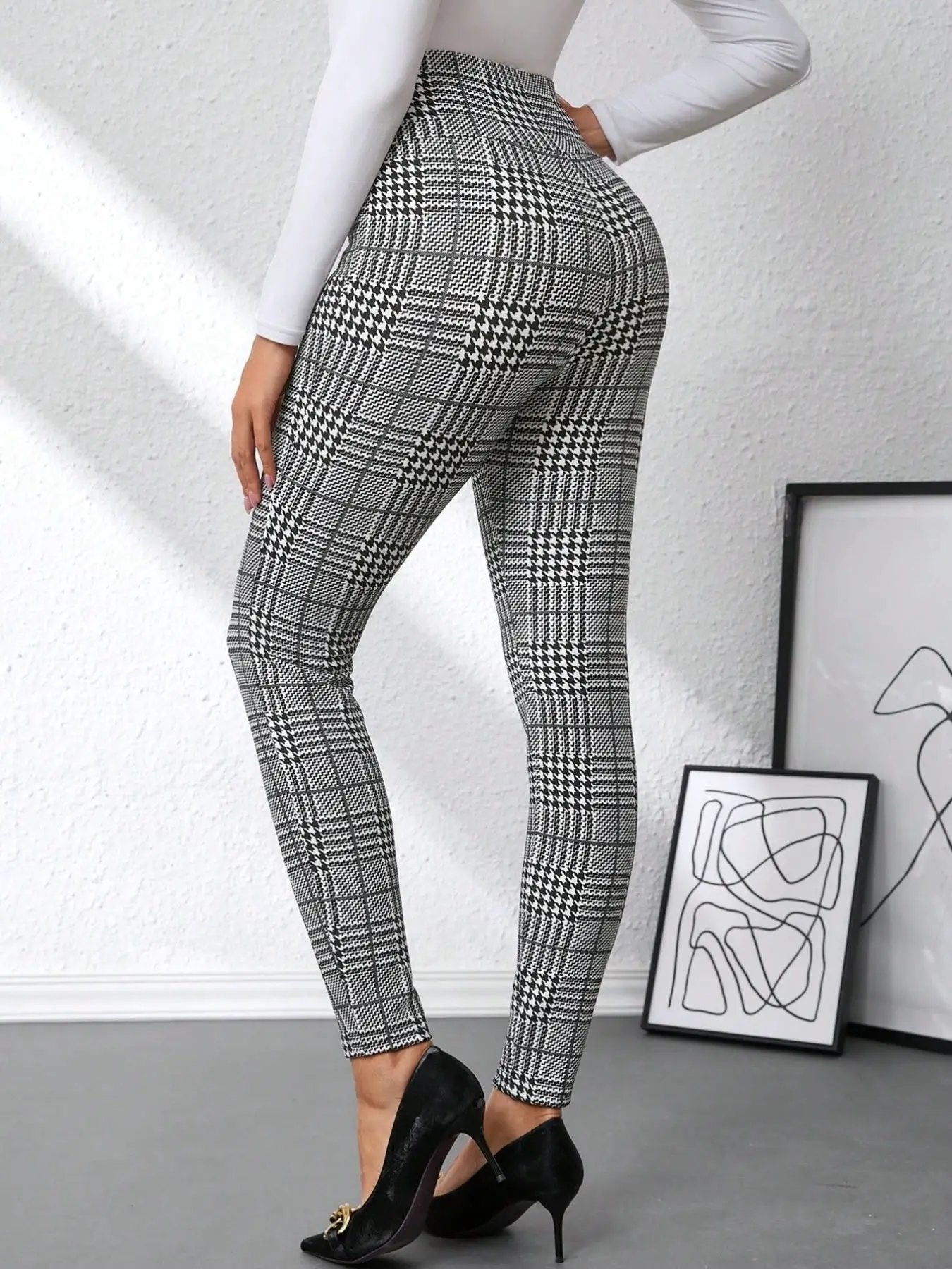 High waist plaid slim-fit pants in black and white checkered pattern