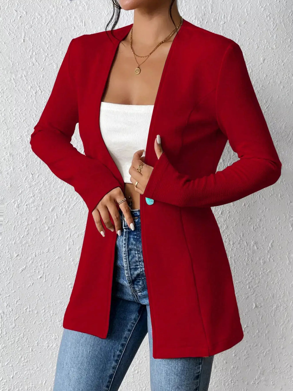 Belle Bijouix red single-button blazer, long sleeves, paired with white top and blue jeans.