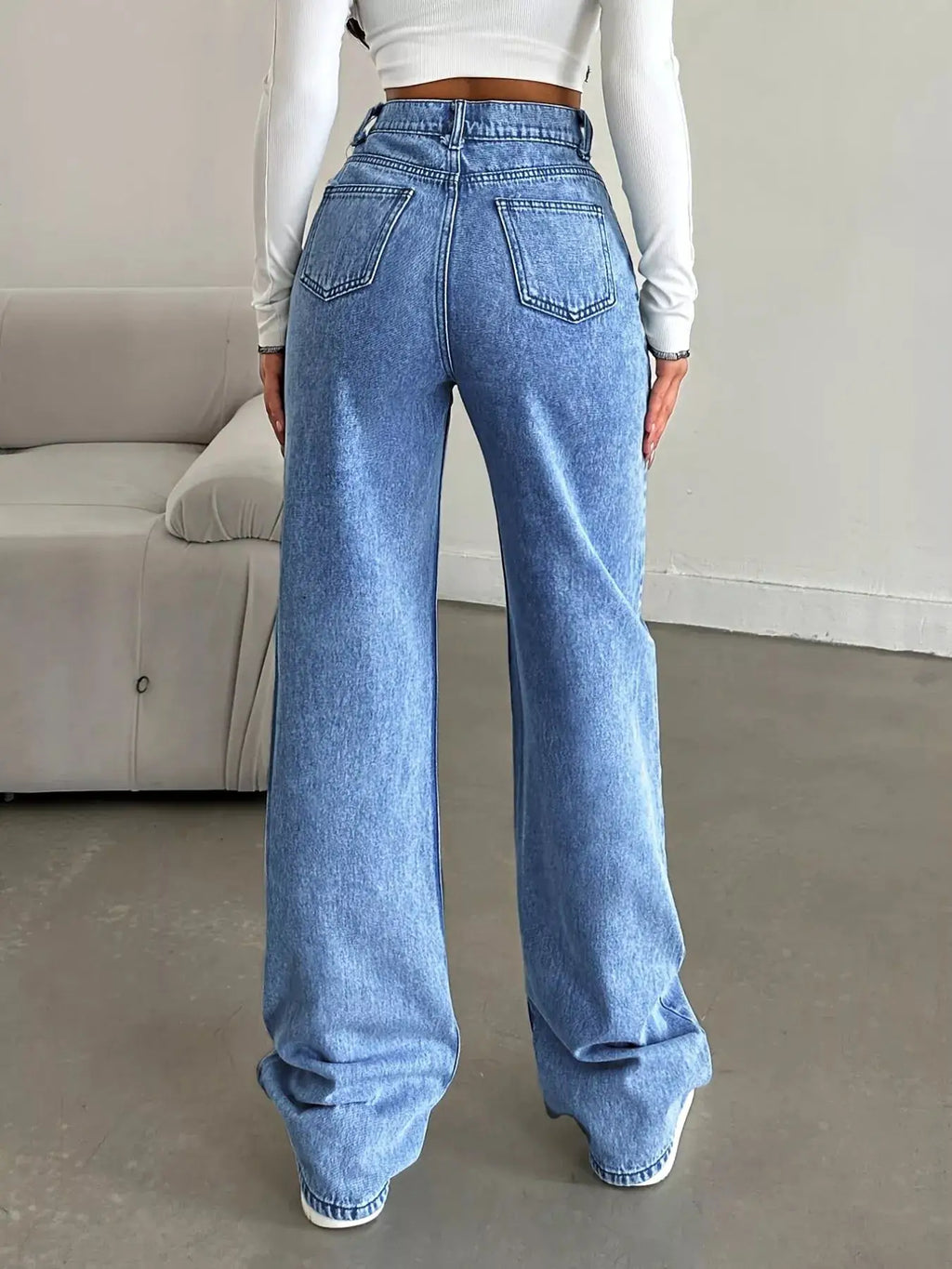 High-Waisted Wide-Leg Jeans in light blue denim with back pockets, non-stretch fabric