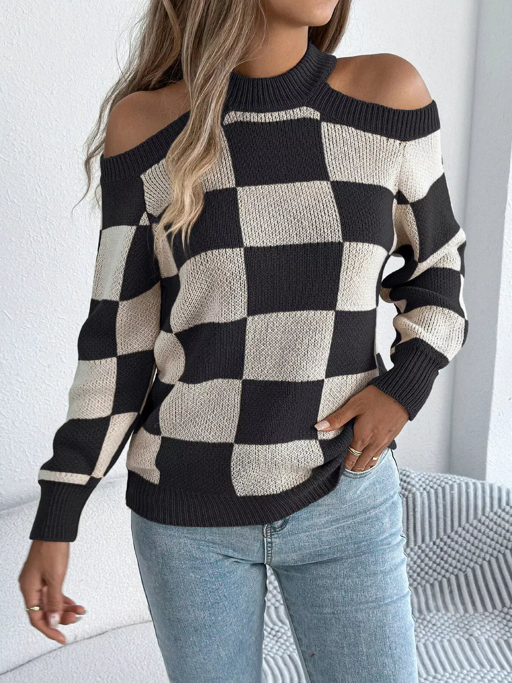 Cold-shoulder checkered long-sleeve sweater in black and beige knit