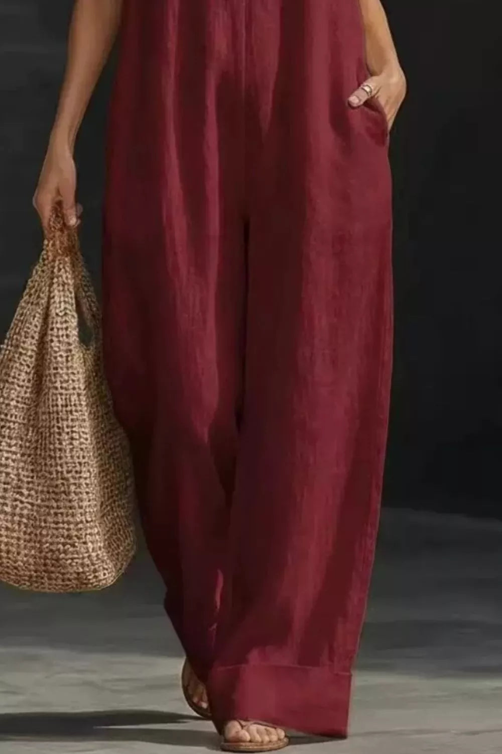 Sleeveless wide-leg jumpsuit in burgundy with side pockets