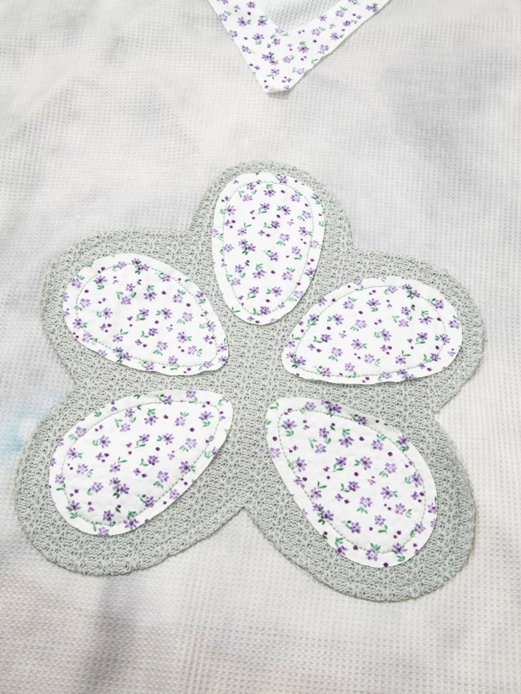 Floral-patched waffle-textured V-neck hooded top; gray knit sweater with lilac floral patches by Trendsi