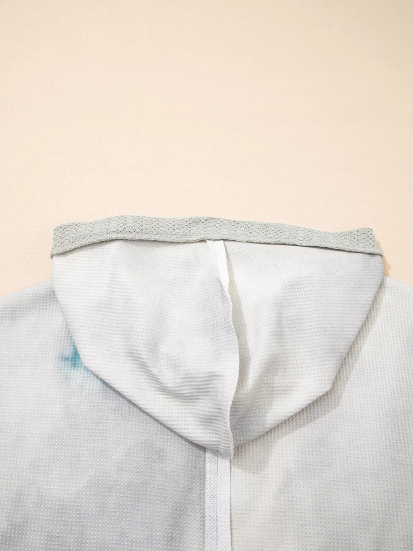 Hooded sweatshirt in white waffle texture with gray hood trim