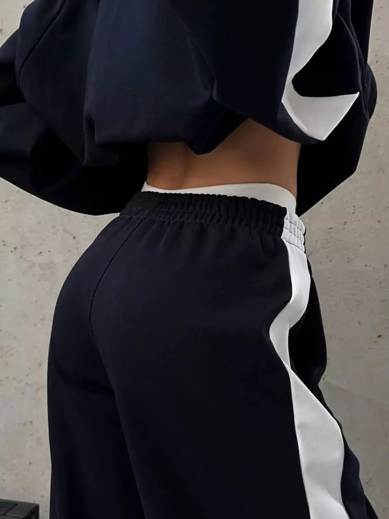 Two-Piece zip-up long-sleeve activewear set, black with white side panels